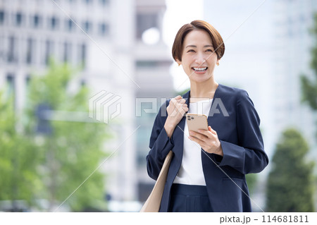 ビジネス　スマホを持っている女性のポートレート 114681811