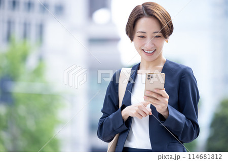 ビジネス　スマホを持っている女性のポートレート 114681812