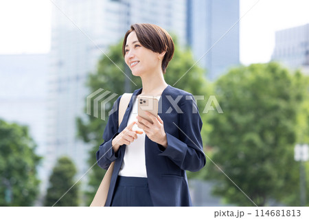 ビジネス スマホを持っている女性のポートレート ビジネス スマホを持っている女性のポートレート 114681813