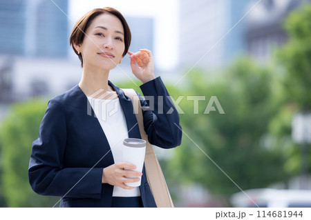 ビジネスウーマン　タンブラーを持って歩いている女性 114681944