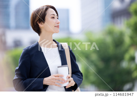 ビジネスウーマン　タンブラーを持って歩いている女性 114681947