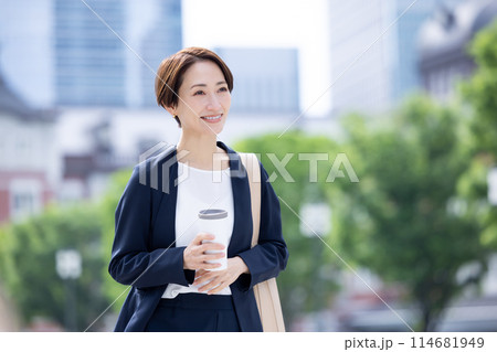 ビジネスウーマン　タンブラーを持って歩いている女性 114681949