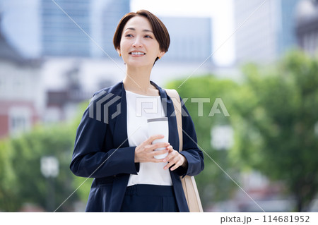 ビジネスウーマン　タンブラーを持って歩いている女性 114681952