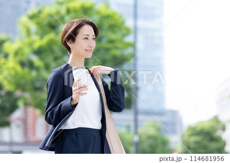 ビジネスウーマン　タンブラーを持って歩いている女性 114681956