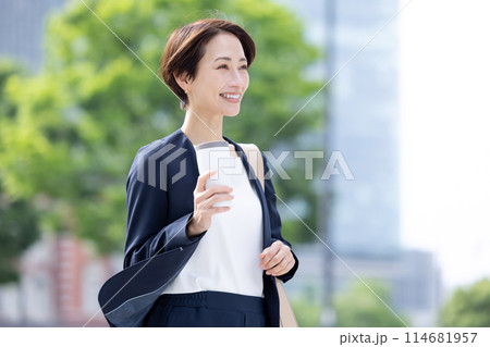 ビジネスウーマン　タンブラーを持って歩いている女性 114681957