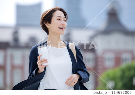ビジネスウーマン　タンブラーを持って歩いている女性 114682000