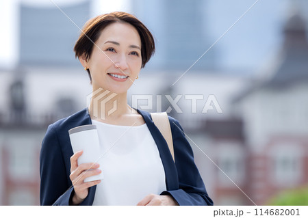 ビジネスウーマン　タンブラーを持って歩いている女性 114682001
