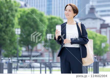 ビジネスウーマン　タンブラーを持って歩いている女性 114682004
