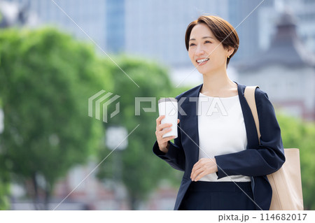 ビジネスウーマン　タンブラーを持って歩いている女性 114682017