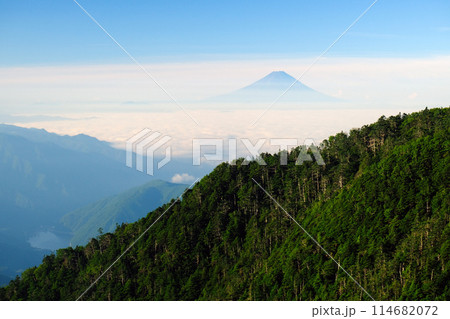 日本百名山　甲武信ヶ岳の山頂から夜明けに眺める富士山 114682072