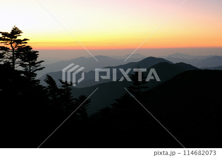日本百名山　甲武信ヶ岳の山頂から夜明けに眺める 114682073