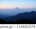 日本百名山　甲武信ヶ岳の山頂から夜明けに眺める富士山 114682074