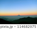 日本百名山　甲武信ヶ岳の山頂から夜明けに眺める富士山 114682075