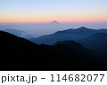 日本百名山　甲武信ヶ岳の山頂から夜明けに眺める富士山 114682077