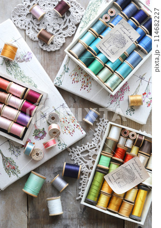 カラフルな糸 114682227