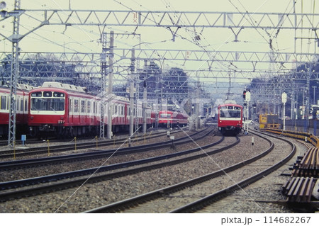 金沢八景駅を望む光景、検車区の800形、400形（470）、本線の800形急行、1981年3月1日 114682267