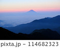 日本百名山　甲武信ヶ岳の山頂から夜明けに眺める富士山 114682323