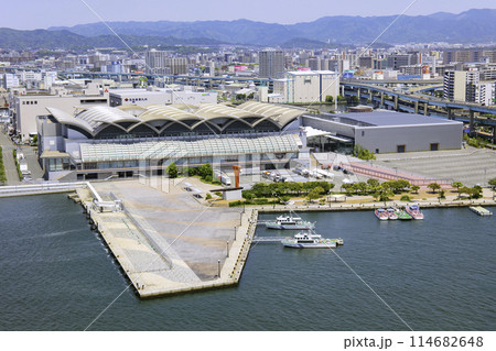 博多ポートタワー展望室から見える博多埠頭の風景(福岡県福岡市) 博多ポートタワー展望室から見える博多埠頭の風景(福岡県福岡市) 114682648