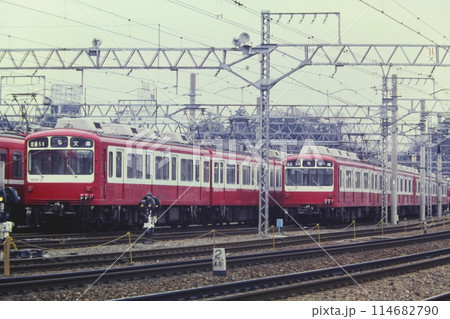 金沢文庫の車庫に並んだツートーンカラー時代の800形、806、807、1981年3月1日 114682790