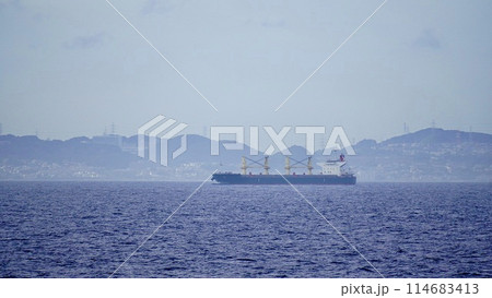 東京湾を航行するタンカーと三浦半島の風景 東京湾を航行するタンカーと三浦半島の風景 114683413