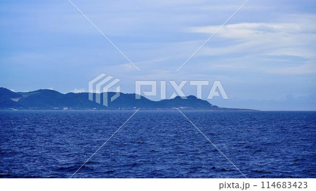 海から見た三宅島の海岸 114683423