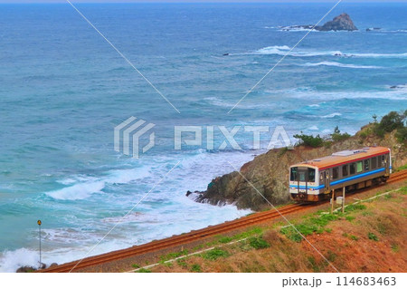 【島根県】海岸線を走る単行列車 【島根県】海岸線を走る単行列車 114683463