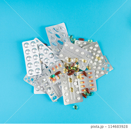 Pill Blister on Color Background, Silver Medicine Capsule Package, Drugs Packaging, Pill Pack 114683928