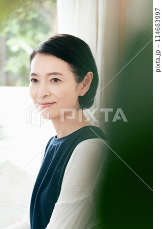 ソファに座るミドル女性 114683997