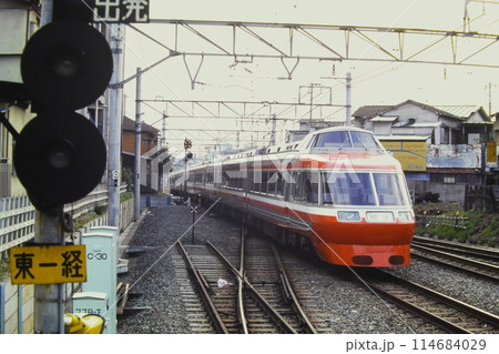 地上時代の東北沢駅を通過する7000形LSE車、7001F、1981年3月29日 114684029