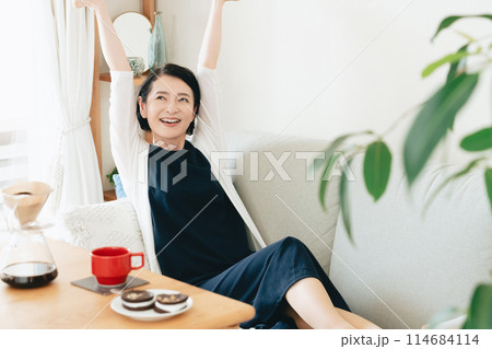 伸びをするミドル女性 114684114