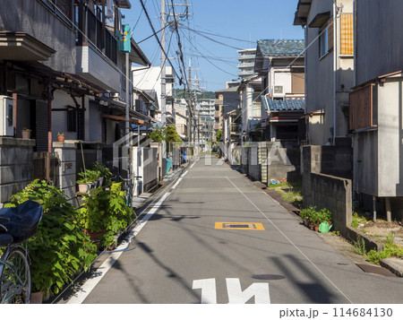 住宅密集地と狭い道路の風景 住宅密集地と狭い道路の風景 114684130