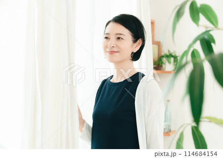 朝の日差しを浴びる女ミドル女性 朝の日差しを浴びる女ミドル女性 114684154