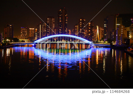 東京都　隅田川の永代橋と佃の高層ビル群 114684268