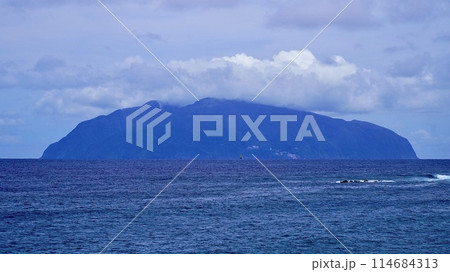 三宅島から見た東京都伊豆諸島御蔵島 三宅島から見た東京都伊豆諸島御蔵島 114684313