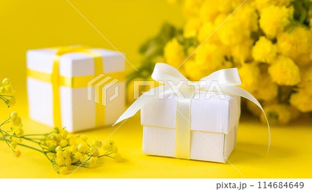 ミモザとマリーゴールドの花束とプレゼント ミモザとマリーゴールドの花束とプレゼント 114684649