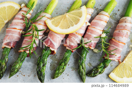 Asparagus with ham before baking 114684989