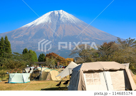 秋のキャンプ場のイメージ 田貫湖キャンプ場から望む富士山 秋のキャンプ場のイメージ 田貫湖キャンプ場から望む富士山 114685174