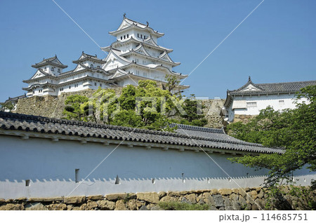 世界遺産姫路城の内堀から見る大天守と大天橋 世界遺産姫路城の内堀から見る大天守と大天橋 114685751