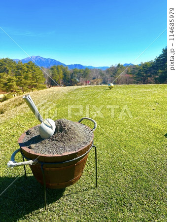 ゴルフコースにあるディボット用の目土 ゴルフコースにあるディボット用の目土 114685979