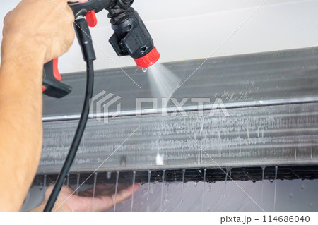 air conditioning cleaning service with water spray 114686040