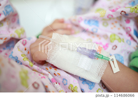 Close up child hand with saline IV solution in hospital 114686066