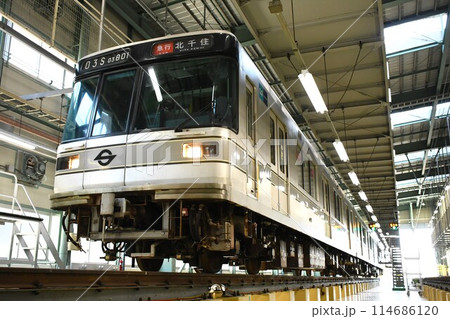 車両基地に停車する東京メトロ日比谷線の03系（急行/北千住表示）の