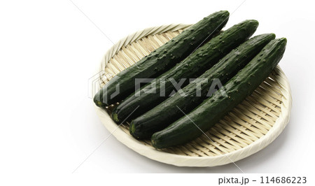 ざるにのせたキュウリ(白背景) ざるにのせたキュウリ(白背景) 114686223