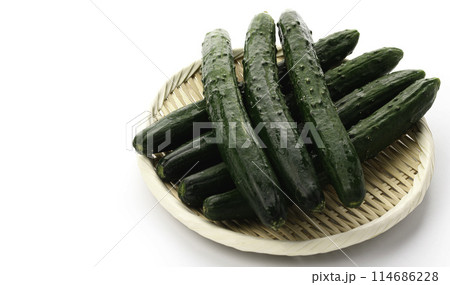 ざるにのせたキュウリ(白背景) ざるにのせたキュウリ(白背景) 114686228