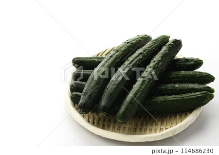 ざるにのせたキュウリ（白背景） 114686230