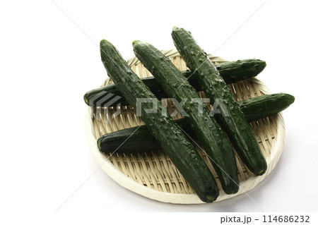ざるにのせたキュウリ(白背景) ざるにのせたキュウリ(白背景) 114686232