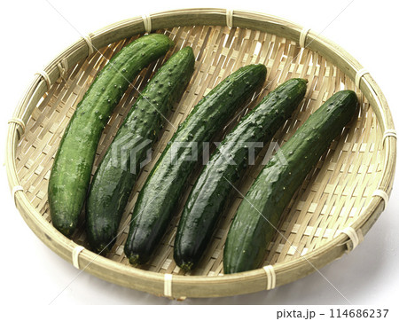 ざるにのせたキュウリ(白背景) ざるにのせたキュウリ(白背景) 114686237