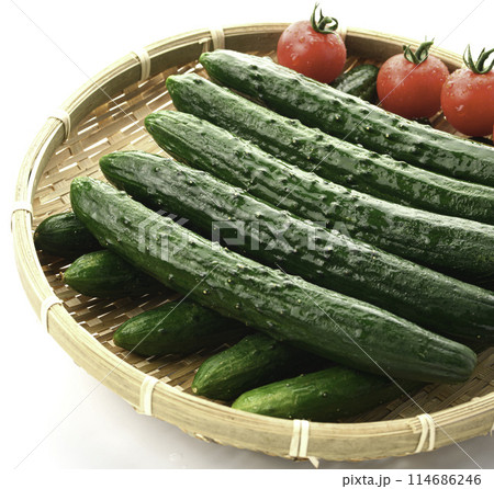 ざるにのせたキュウリとトマト(白背景) ざるにのせたキュウリとトマト(白背景) 114686246