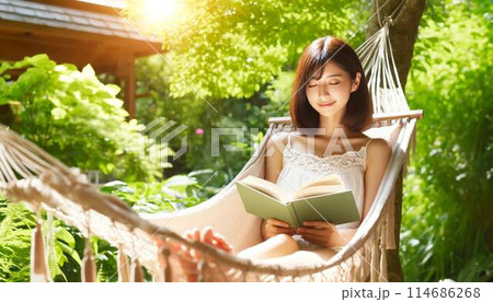 ハンモックでくつろぐ日本人女性 114686268
