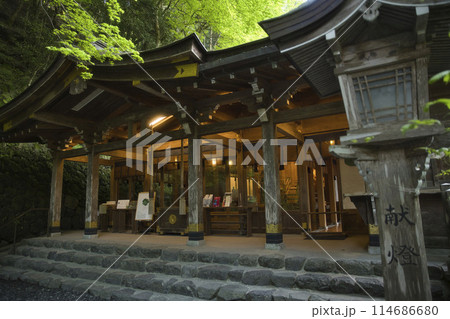 貴船神社 新緑の中の本宮 横構図8 貴船神社 新緑の中の本宮 横構図8 114686680